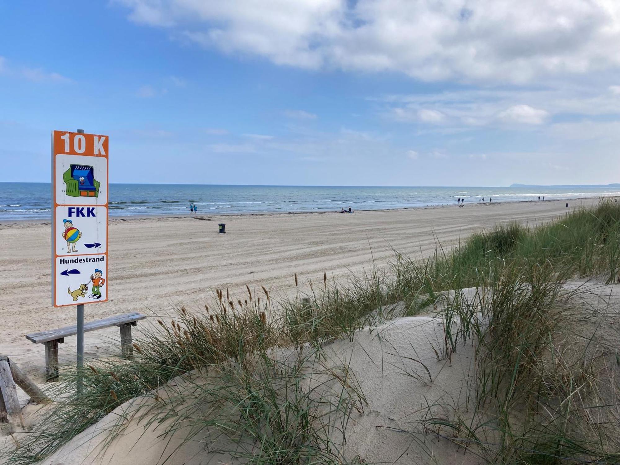 Reet Am Strand Mit Hund Karlshagen Bagian luar foto